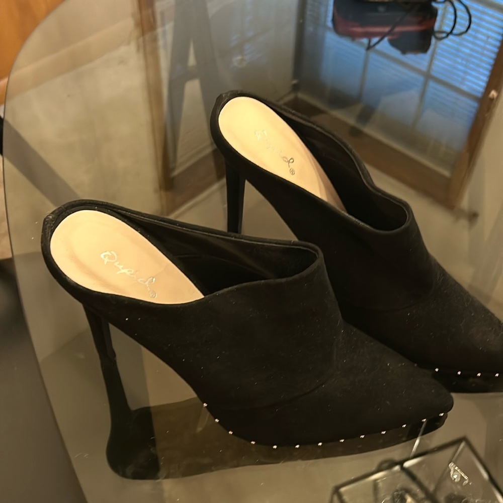Black slide in pumps